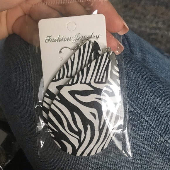 NWT Simple Vintage Wood Earrings - Picture 2 of 2